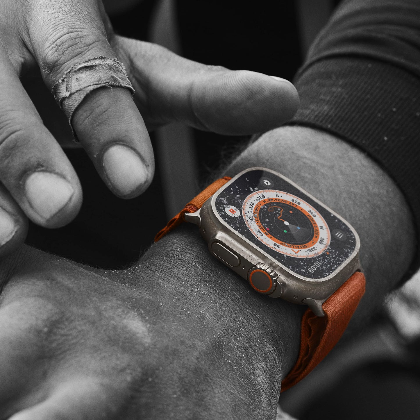Apple Watch Ultra (GPS + Cellular, 49mm) Smartwatch - Titangehäuse, Alpine Loop Orange - Small. Fitnesstracker, präzisesGPS, Aktionstaste, extra Lange Batterielaufzeit, helleres Retina Display