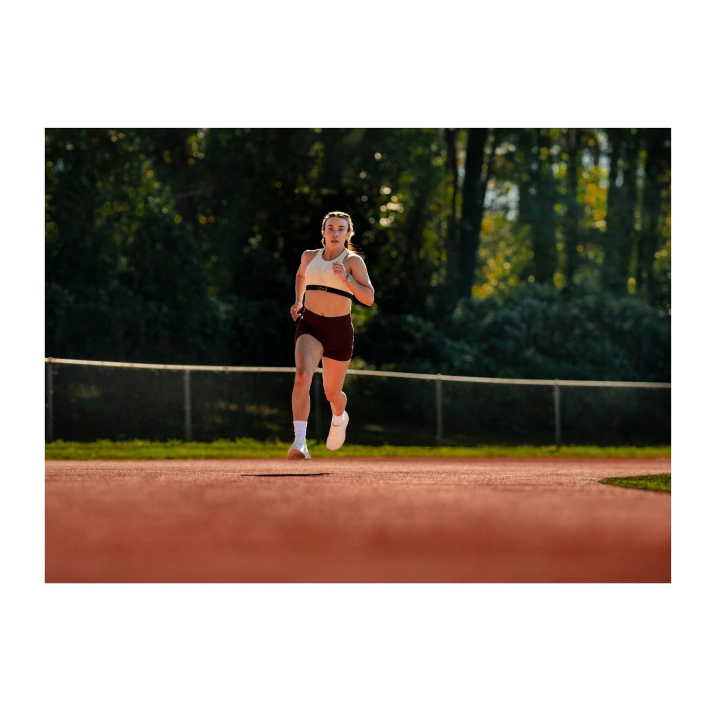 Garmin® Forerunner® 970, Premium GPS Running und Triathlon Smartwatch, AMOLED-Display, integrierte LED-Taschenlampe, Titan mit Whitestone-Gehäuse
