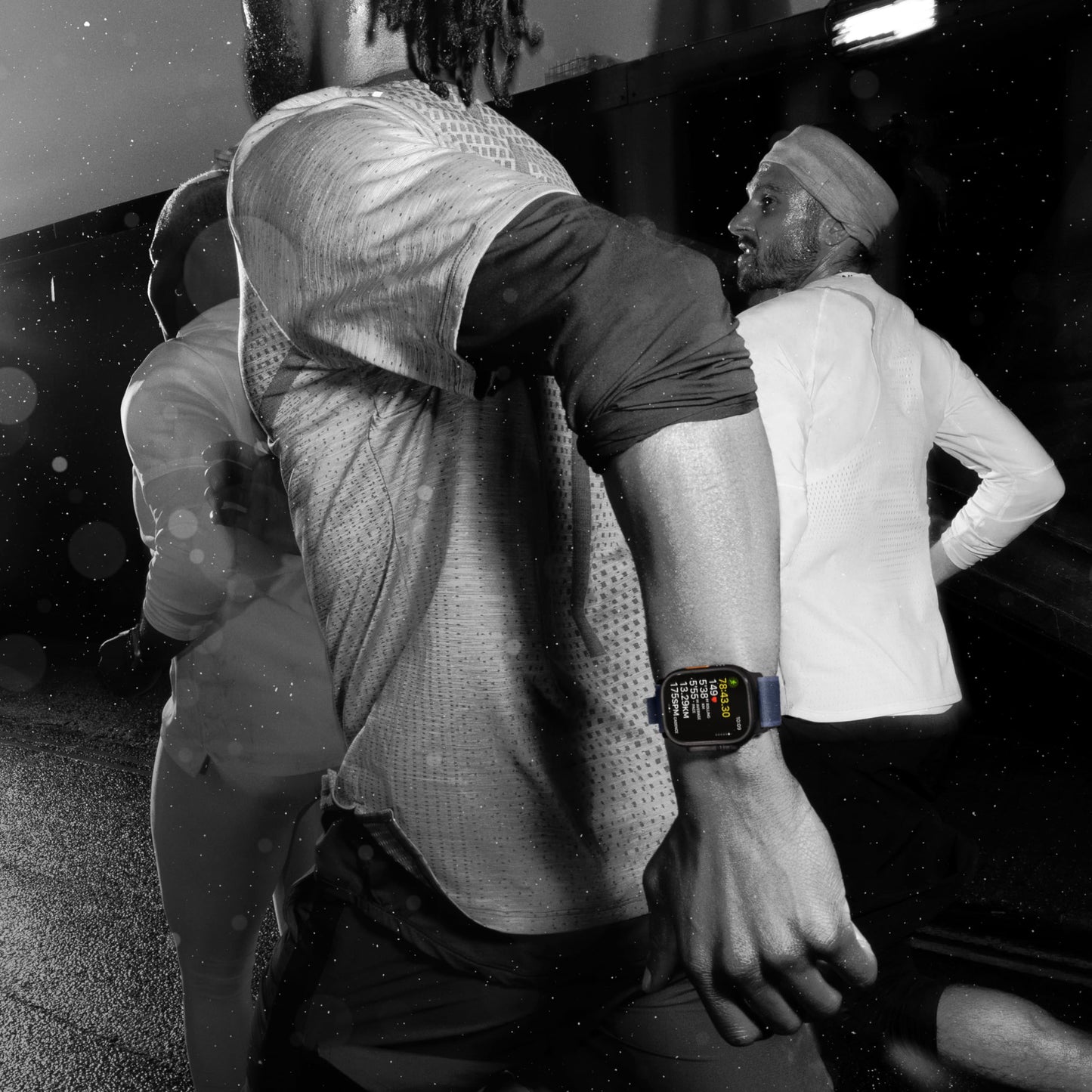 Apple Watch Ultra 2 GPS + Cellular 49 mm Smartwatch z wytrzymałą kopertą z tytanu kolor Czarny+ Bransoleta mediolańska kolor Czarny-S. Monitor Fitness, superwydajna bateria, neutralność węglowa